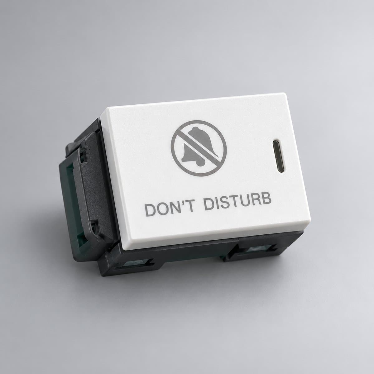 Thiết bị điện khách sạn Wide Panasonic chụp góc nghiêng 3/4, thấy rõ mặt và cạnh bên