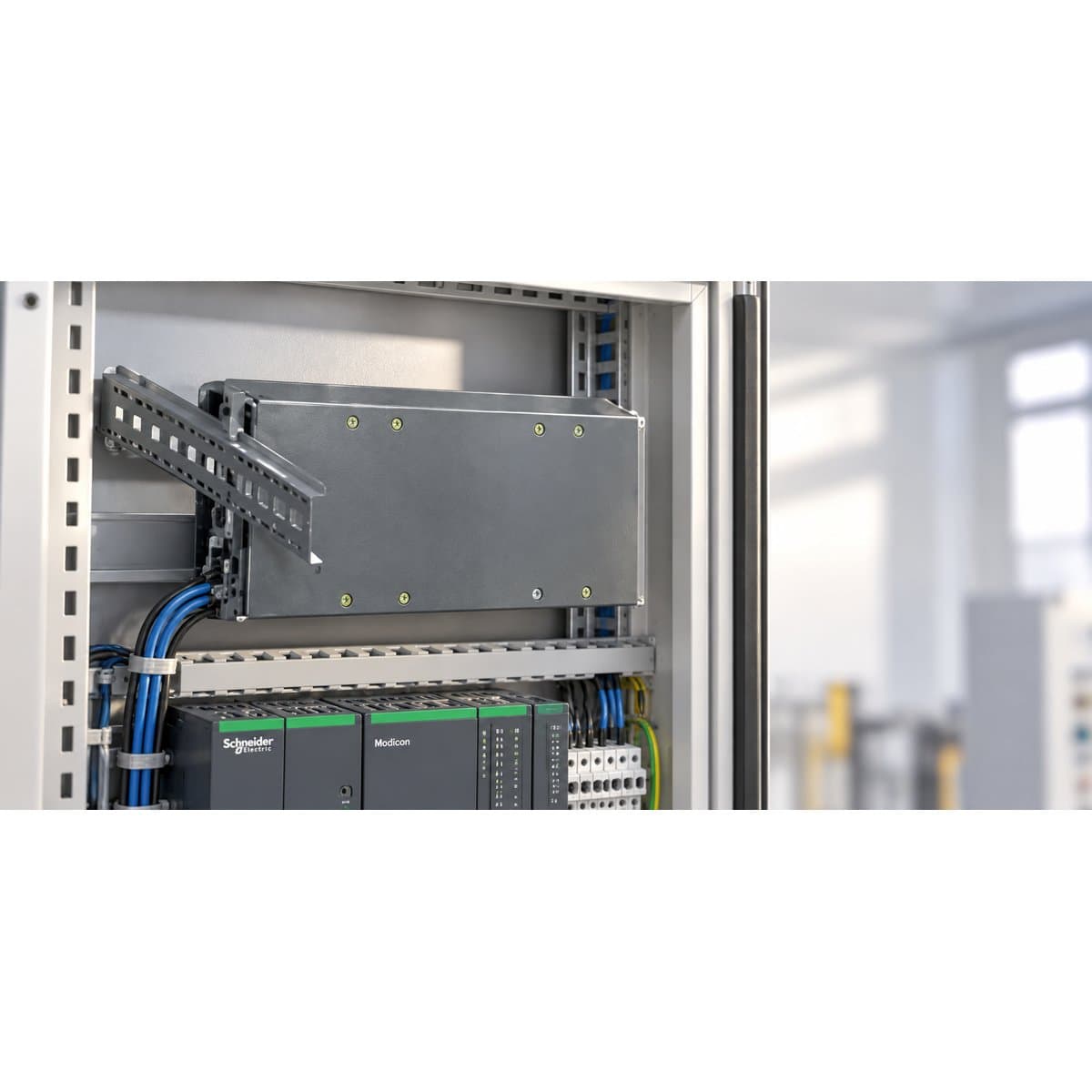 Bộ nguồn gắn trên bảng điều khiển Modicon Schneider đã lắp đặt trong nhà