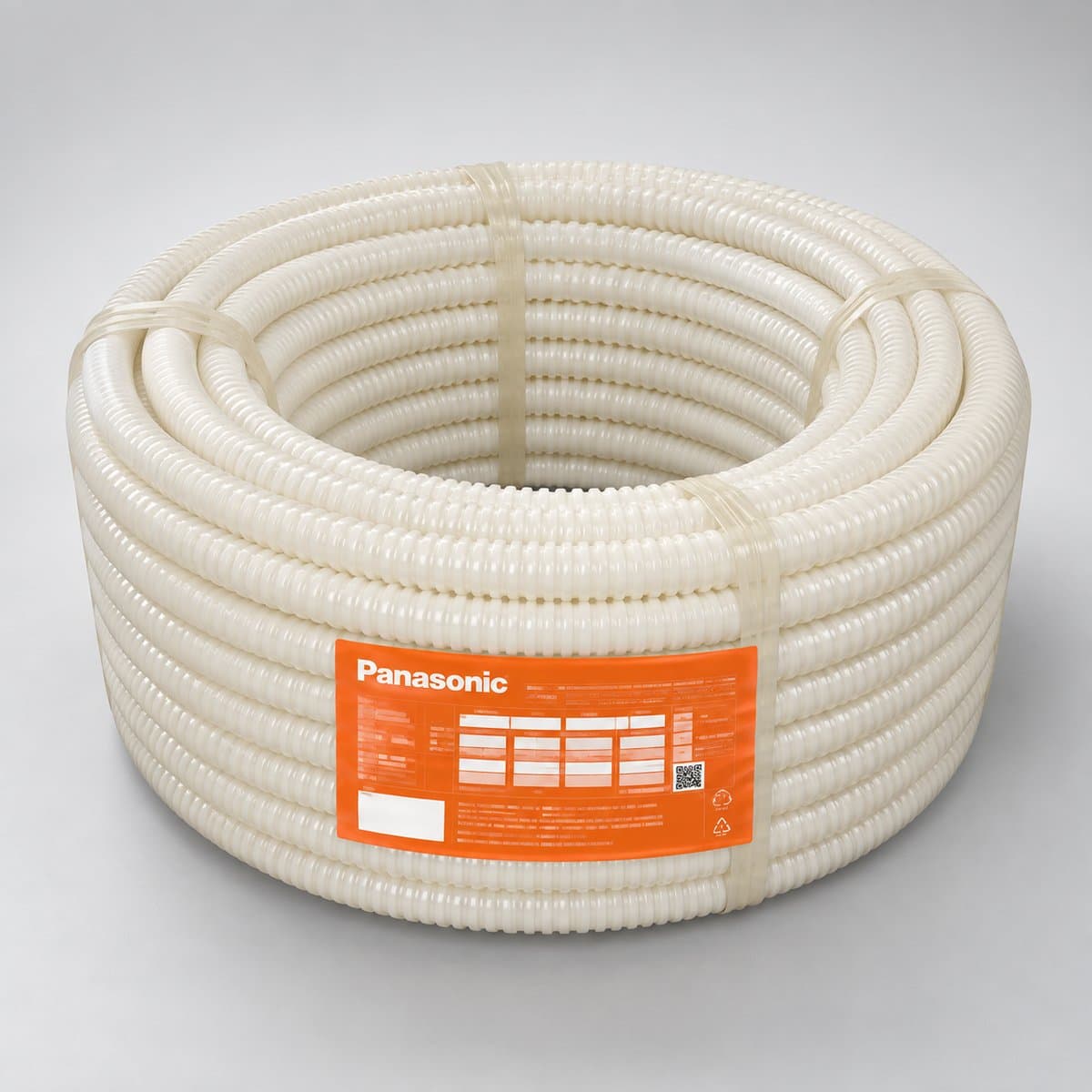 Ống luồn dây điện PVC Panasonic chụp góc nghiêng 3/4, thấy rõ mặt và cạnh bên