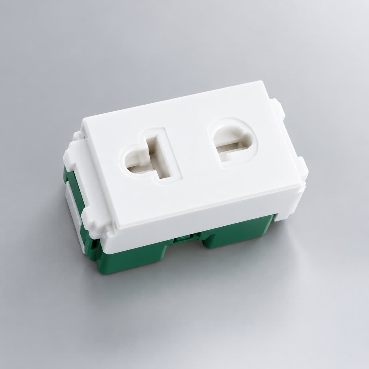 Công tắc ổ cắm Halumie Panasonic chụp góc nghiêng 3/4, thấy rõ mặt và cạnh bên