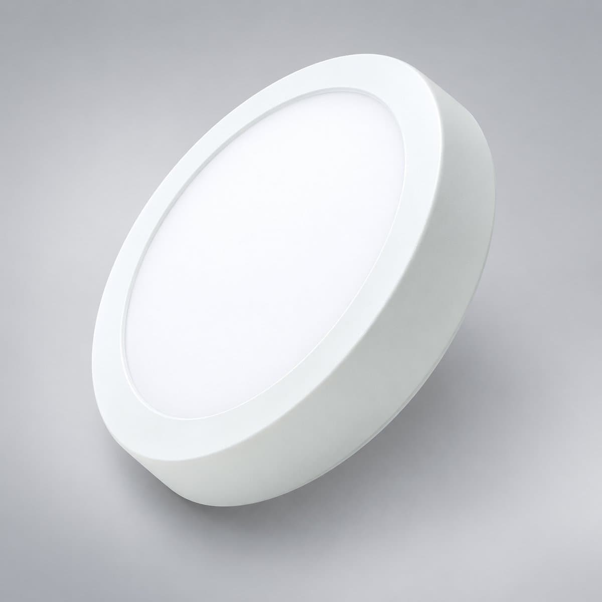 Đèn ốp trần nổi Panasonic chụp góc nghiêng 3/4, thấy rõ thân và cạnh bên