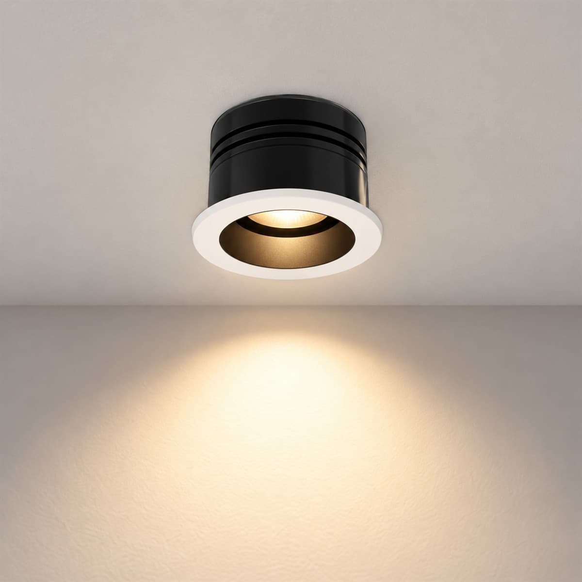 Đèn Spotlight âm trần 7W chỉnh hướng 15° Lumi đã lắp đặt, đang chiếu sáng