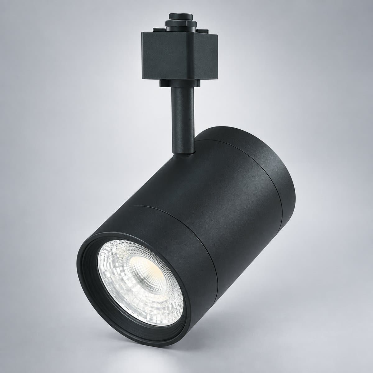Đèn track light T2 Eira và phụ kiện Panasonic chụp góc nghiêng 3/4, thấy rõ thân và cạnh bên