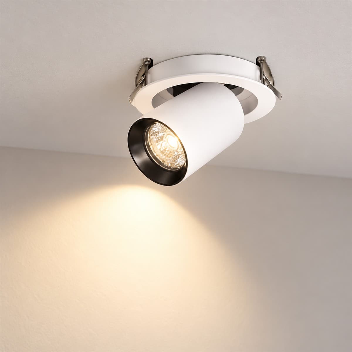 Đèn Spotlight âm trần xoay góc 10W 24° Lumi đã lắp đặt, đang chiếu sáng