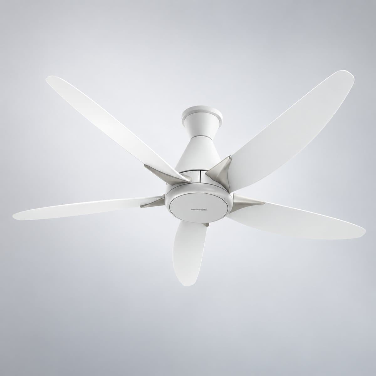 Quạt trần Panasonic chụp góc nghiêng 3/4, thấy rõ mặt và cạnh bên