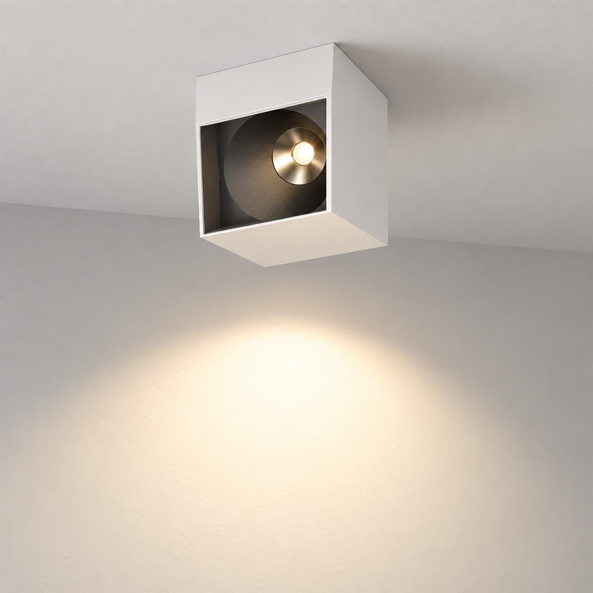 Đèn Spotlight vuông ốp nổi 10W 36° Lumi đã lắp đặt, đang chiếu sáng