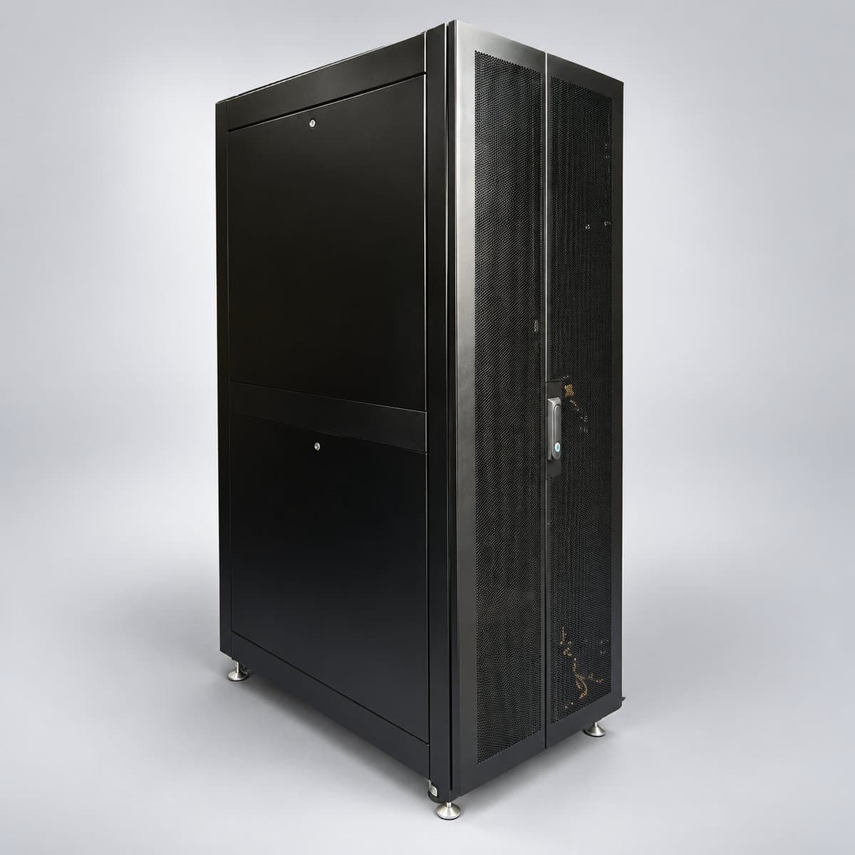Tủ rack, thanh nguồn PDU, UPS và cáp mạng Legrand chụp góc nghiêng 3/4, thấy rõ mặt và cạnh bên