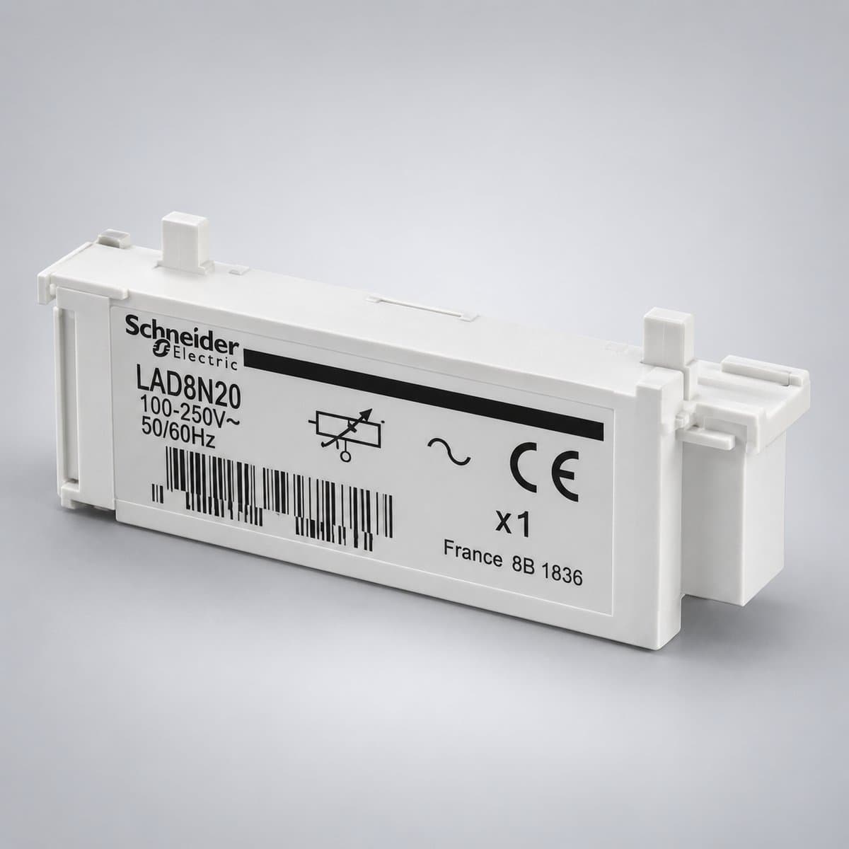 Phụ kiện TeSys LC1D Schneider chụp góc nghiêng 3/4, thấy rõ mặt và cạnh bên