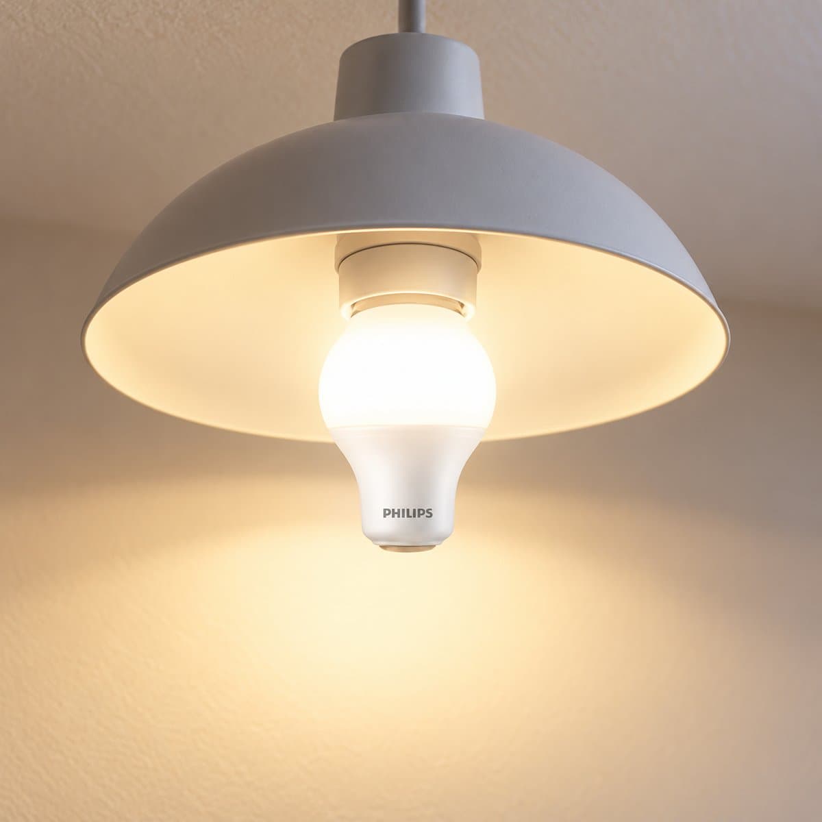 Bóng LED Bulb MyCare Philips đã lắp đặt, đang chiếu sáng