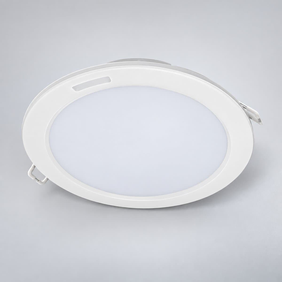 Đèn LED âm trần DN027B G3 tròn Philips chụp góc nghiêng 3/4, thấy rõ thân và cạnh bên
