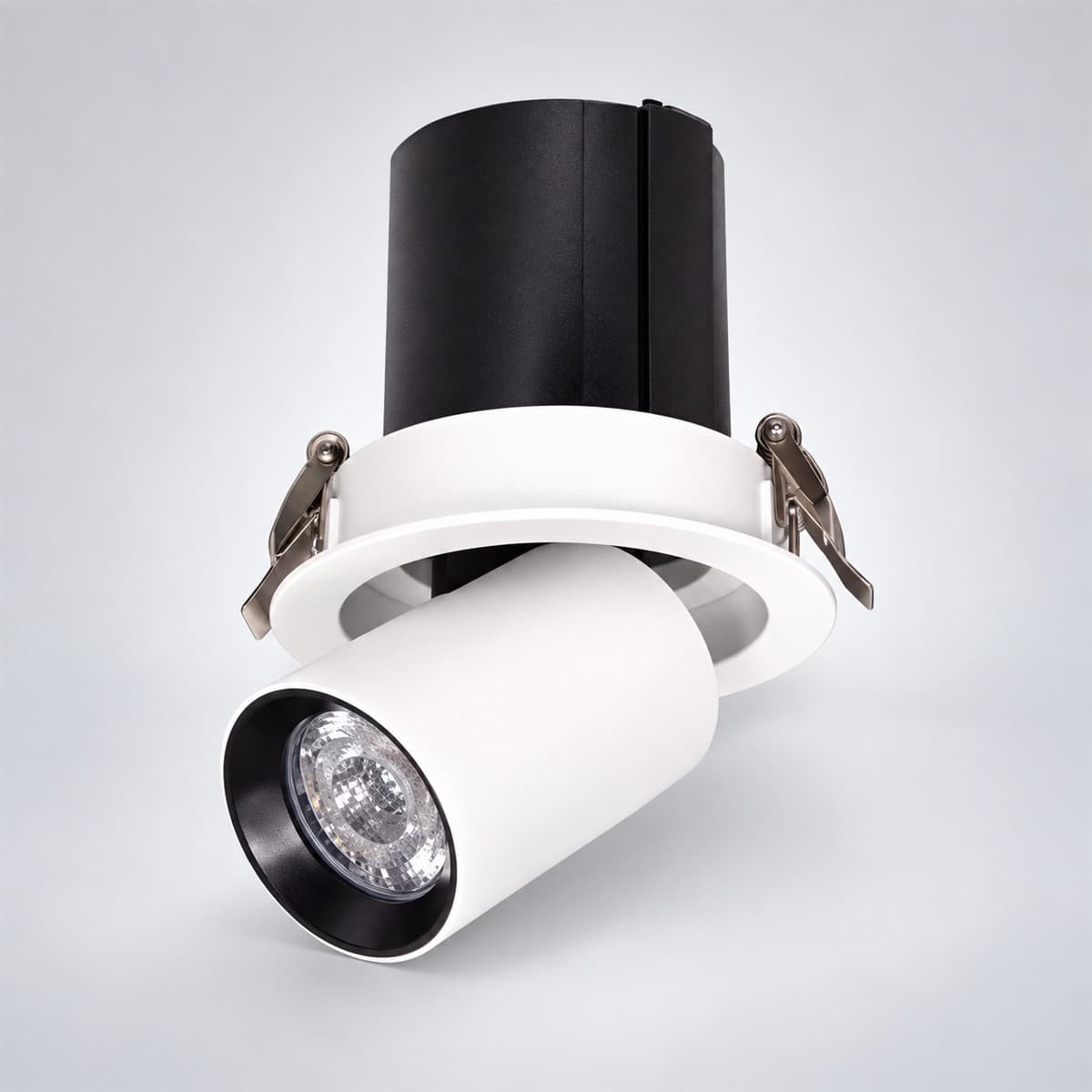 Đèn Spotlight âm trần xoay góc 10W 24° Lumi chụp góc nghiêng 3/4, thấy rõ thân và cạnh bên