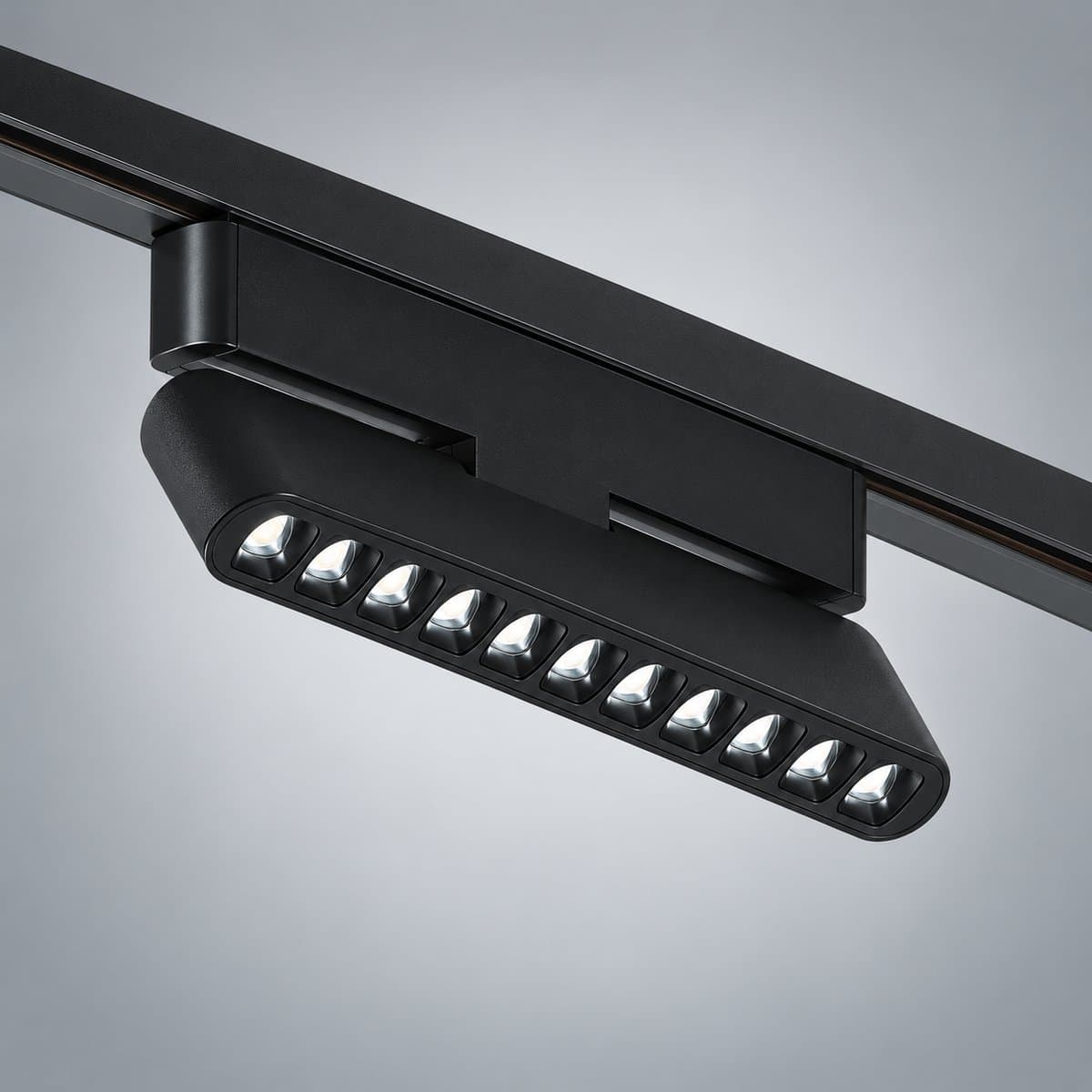 Đèn ray nam châm và phụ kiện Panasonic chụp góc nghiêng 3/4, thấy rõ thân và cạnh bên